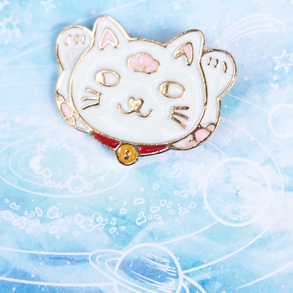 ✨ Lucky Cat Pin ✨ - Picture 4 of 5